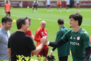 开云app-续约？罗马发布主席和斯维拉尔握手照片，训练后疑似密谈一个小时