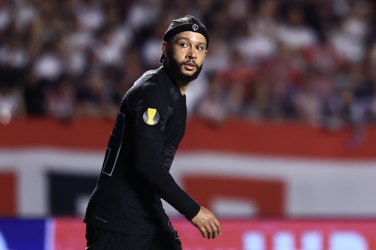 开云官网-德佩质疑人工草皮质量：球员诉求何时得到重视，以保护比赛公正性？