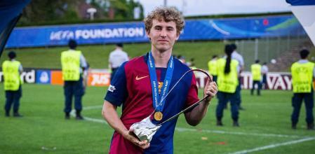 世体：巴塞罗那竞技将与美国中场吉尔续约一年，等其伤愈复出