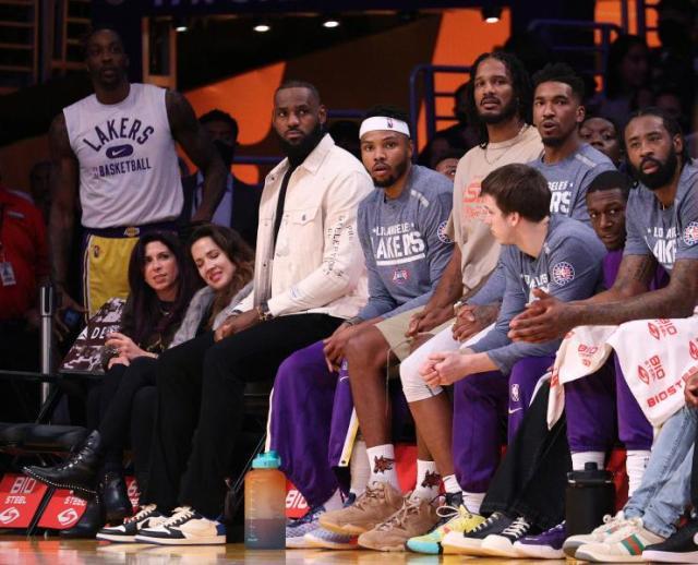1636377269738070044.jpg injured-lebron-james-6-los-angeles-lakers-watches-bench.jpg